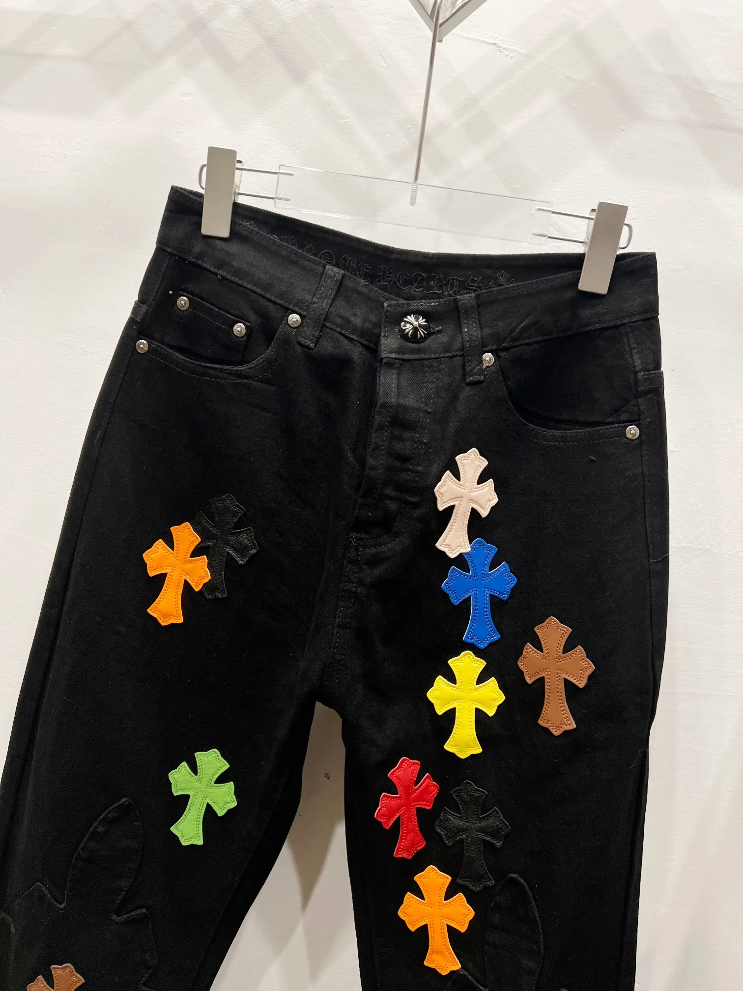 P260 Style No.: (c032) Chrome hearts & Chrome hearts High-end Chrome hearts flame colored leather cross-patch leather jeans Original hardware accessories washed and other elevators, QR code analysis are all purchased from the original factory, high degree of restoration, you are welcome to compare the products~ Three-dimensional version Loose and comfortable, not picky about the body, taller and slimmer Big factory Seiko Original quality control Same style for men and women Can be matched with couples Versatile recommendation Necessary jeans for all seasons Hipsters have been disappointed From the quality selection of fabrics, the tailoring of details, and the matching of patterns, everything is impeccable! The upper body is so handsome when worn...it can be easily worn by men, women and children! The craftsmanship is made of heavy-duty washed pure cotton denim fabric. After washing, it is soft and thick and looks very stylish when worn. Size: 28, 30, 32, 34, 36 (S-XXL) Color: black